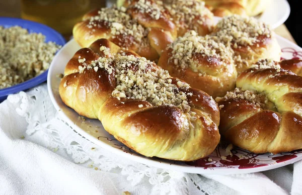 Ev yapımı Mucenici. Şekil 8 'de yapılan geleneksel tatlılar. Ballı ve doğranmış fındıklı çelenk şeklinde. Romanya mutfağı kavramı.