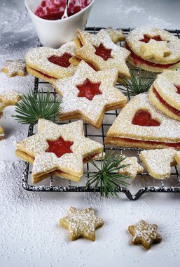 Linzer Noel kurabiyeleri. Beyaz arka planda kıtır hamurlu bisküvi ve ahududu reçeli. Tatil sezonu. Noel süslemesi.