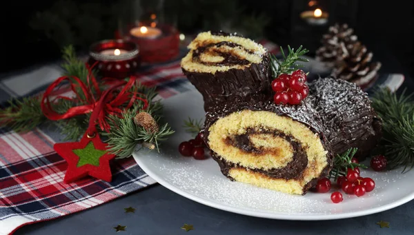 传统的圣诞甜点Buche Noel 圣诞酸奶蛋糕加巧克力奶油和醋栗 假日季节 — 图库照片