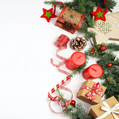 Mutlu Noeller tebrik kartı. Beyaz arka planda Noel süsleri. Tatil sezonu. Boşluğu kopyala.