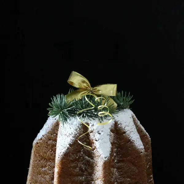 İtalyan yemeği kavramı. Geleneksel İtalyan Noel Pandoro tatlı ekmeği. Tatil sezonu. Yakın plan..