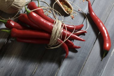 Ahşap arka planda izole edilmiş kırmızı kırmızı kırmızı biber. Genel bakış. Boşluğu kopyala.