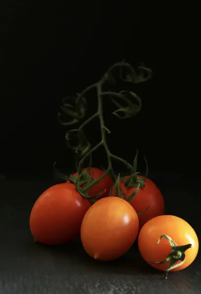 黒い背景に孤立した新鮮なトマト 野菜と健康的な食べ物 クローズアップ コピースペース — ストック写真
