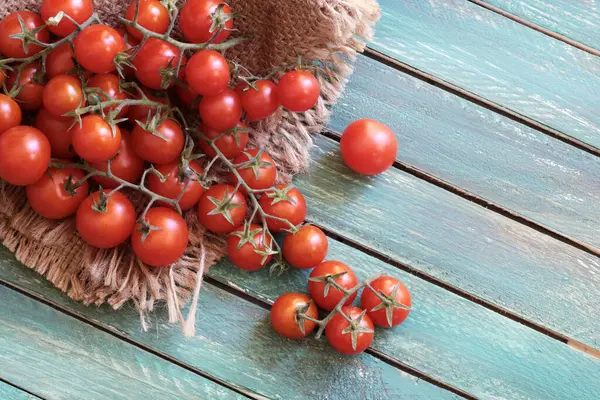 Świeże Pomidory Izolowane Drewnianym Tle Warzywa Zdrowa Żywność Widok Nad — Zdjęcie stockowe