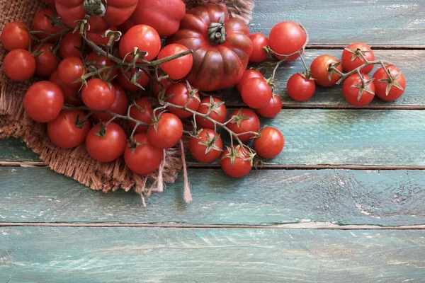 Świeże Pomidory Izolowane Drewnianym Tle Warzywa Zdrowa Żywność Widok Nad — Zdjęcie stockowe