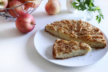 Beyaz arka planda izole edilmiş taze pişmiş elmalı turta yemeye hazır. Ev yapımı. Genel bakış. Boşluğu kopyala.