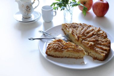 Beyaz arka planda izole edilmiş taze pişmiş elmalı turta yemeye hazır. Ev yapımı. Genel bakış. Boşluğu kopyala.