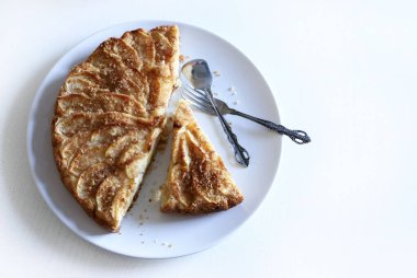 Beyaz arka planda izole edilmiş taze pişmiş elmalı turta yemeye hazır. Ev yapımı. Genel bakış. Boşluğu kopyala.