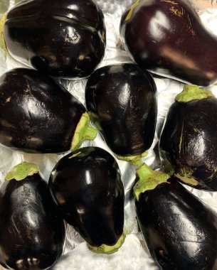 Beyaz arka planda ham, olgun patlıcanlar. Sebze yemeği. Genel Görünüm.