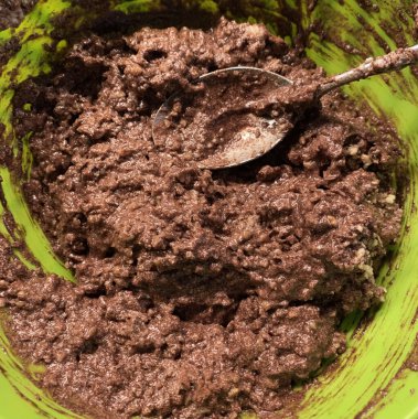 Ev yapımı fıstıkla karışık çikolata hamuru. Genel Görünüm.