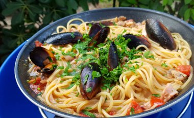 Kolay kamp yemekleri, midyeli spagetti ve domates sosu. Genel bakış. Tatil sezonu.