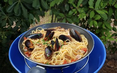 Kolay kamp yemekleri, midyeli spagetti ve domates sosu. Genel bakış. Tatil sezonu.