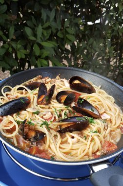 Kolay kamp yemekleri, midyeli spagetti ve domates sosu. Genel bakış. Tatil sezonu.
