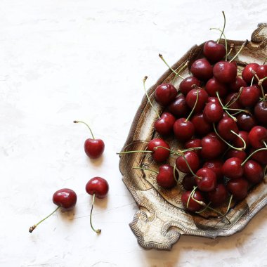Yaz meyvesi. Beyaz arka planda izole edilmiş olgun kirazlar. Sağlıklı gıda konsepti. Genel bakış. Boşluğu kopyala.