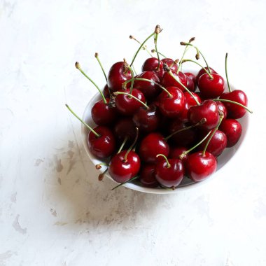 Yaz meyvesi. Beyaz arka planda izole edilmiş olgun kirazlar. Sağlıklı gıda konsepti. Genel bakış. Boşluğu kopyala.