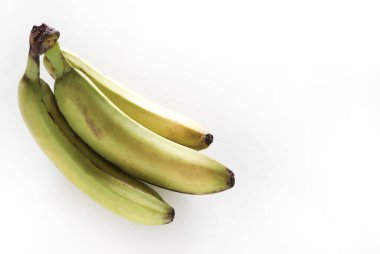 Beyaz arka planda izole edilmiş üç muz. Taze meyve. Sağlıklı gıda konsepti. Boşluğu kopyala.