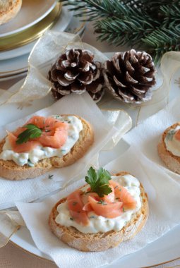 Tütsülenmiş somon ve krem peynir kanapeleri. Noel ve tatil sezonu. Aperatif yemek. Genel Görünüm.