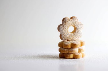 İtalyan yemeği kavramı. Canestrelli kurabiyeleri, Liguria ve Piedmont 'tan tipik İtalyan tereyağlı bisküvileri beyaz arka planda izole edilmiş. Boşluğu kopyala.