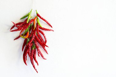Kurutulmuş kırmızı kırmızı biberler beyaz arka planda izole edilmiş. Sağlıklı gıda konsepti. Boşluğu kopyala.