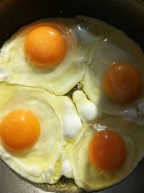 Kızartma tavasında dört yumurta. Sağlıklı gıda konsepti. Genel Görünüm.