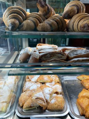 Tatlılar, pastalar, kekler ve kafeteryada çeşitli tatlılar ve kafeterya vitrininde. Bir sürü farklı tatlı tatlı..