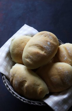 Ev yapımı kavramı. Ahşap masada ev yapımı taze ekmek ve çörekler. Yakın plan. Genel Görünüm.