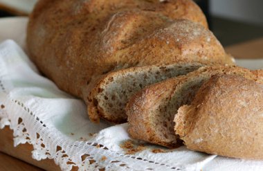 Tahta masada izole edilmiş ev yapımı tahıllı ekmek. Sağlıklı gıda konsepti. Yakın plan..