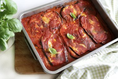 Fırında patlıcan dilimleri, domates sosu, mozzarella, parmesan peyniri ve fesleğen. Ev yapımı yemek konsepti. Genel bakış. Boşluğu kopyala.