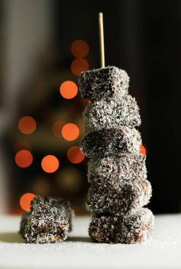 Geleneksel Avustralya pastası. Çikolatalı ve hindistan cevizli Avustralya Lamington pastası. Noel arkaplanı.