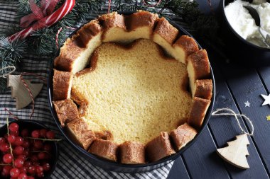 Geleneksel İtalyan Noel 'i ve yeni yıl pandoro pastası kremayla doldurulmaya hazır. İtalyan yemeği konsepti. Noel ve tatil sezonu. Genel Görünüm.