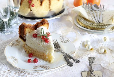 Raffaello kremalı ve pirzolalarla süslenmiş Pandoro dilimi. Geleneksel İtalyan Noel 'i ve yeni yıl pastası. Tatil sezonu. Genel Görünüm.