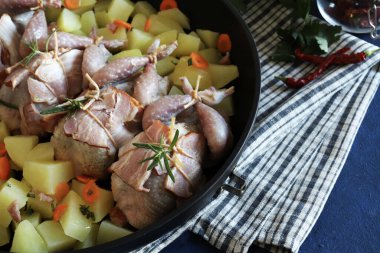 Fırın tabağında çiğ bıldırcın, patates ve baharat. Genel bakış. Boşluğu kopyala.