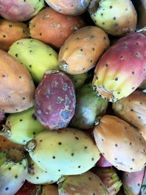 Piyasadaki egzotik tropik kaktüs meyveleri Fichi d 'India. Opuntia ficus indica 'nın arkaplanı.