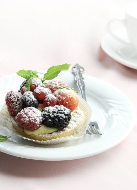 İtalyan hamur işleri. Böğürtlenli turtalar, beyaz arka planda izole edilmiş geleneksel İtalyan tatlıları. İtalyan yemeği konsepti. Genel Görünüm. 