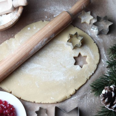 Noel kurabiyeleri. Kısa hamurlu bisküvi hazırlıyorum, ahşap arka plan. Noel süsü. Noel ve tatil sezonu. Genel Görünüm.