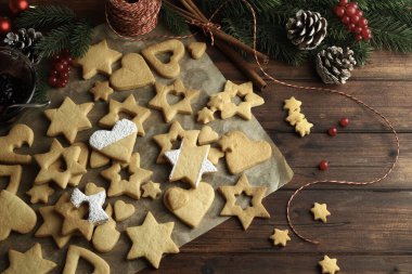 Noel kurabiyeleri. Ahşap arka planda kısa hamurlu bisküviler. Noel süsü. Noel ve tatil sezonu. Genel Görünüm.