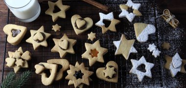 Noel kurabiyeleri. Ahşap arka planda kısa hamurlu bisküviler. Noel süsü. Noel ve tatil sezonu. Genel Görünüm.