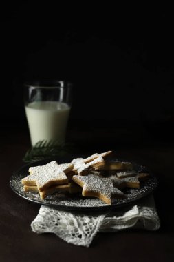 Noel kurabiyeleri. Ahşap arka planda kısa hamurlu bisküviler. Noel süsü. Noel ve tatil sezonu. Genel Görünüm.