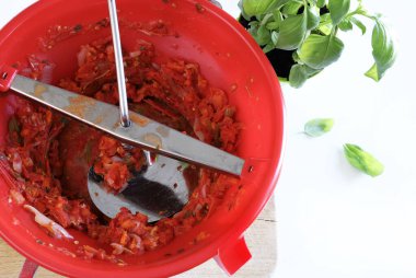 Beyaz arka planda izole edilmiş ev yapımı domates sosu. İtalyan yemeği. Vejetaryen ve sağlıklı gıda konsepti. Genel Görünüm.