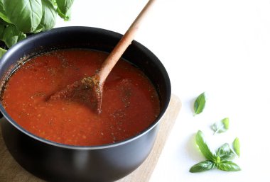 Beyaz arka planda izole edilmiş ev yapımı domates makarna. İtalyan yemeği. Vejetaryen ve sağlıklı gıda konsepti. Genel Görünüm.