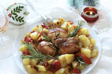 Pastırmalı rulo köfte ve biberiyeli fırında patates. Bayram yemeği için Noel kutlaması masası. Aile toplantısı konsepti. Tatil sezonu. Genel Görünüm.