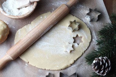 Noel kurabiyeleri. Evde kısayol hamur işiyle Noel kurabiyesi yapıyorum. Noel ve Yeni Yıl gelenekleri. Genel bakış. Boşluğu kopyala.