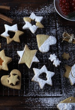 Noel kurabiyeleri. Tahta arka planda kısayol hamur işi bisküviler. Noel ve tatil sezonu. Yakın plan. Boşluğu kopyala.