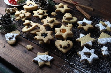 Noel kurabiyeleri. Tahta arka planda kısayol hamur işi bisküviler. Noel ve tatil sezonu. Yakın plan. Boşluğu kopyala.