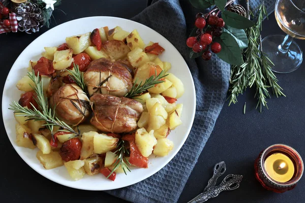 Pastırmalı rulo köfte ve biberiyeli fırında patates. Bayram yemeği için Noel kutlaması masası. Aile toplantısı konsepti. Tatil sezonu. Genel Görünüm.