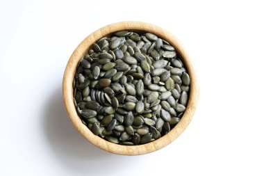 Beyaz arka planda kabuksuz doğal yeşil balkabağı tohumları. Sağlıklı gıda konsepti. Genel bakış. Boşluğu kopyala.