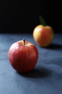 Gri arka planda taze kırmızı elmalar. Vejetaryen ve sağlıklı yiyecekler. Yakın plan. Boşluğu kopyala.