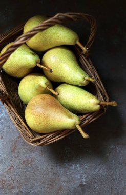 Bir grup olgun armut, koyu arka planda izole edilmiş. Vejetaryen ve sağlıklı yiyecekler. Genel bakış. Boşluğu kopyala.