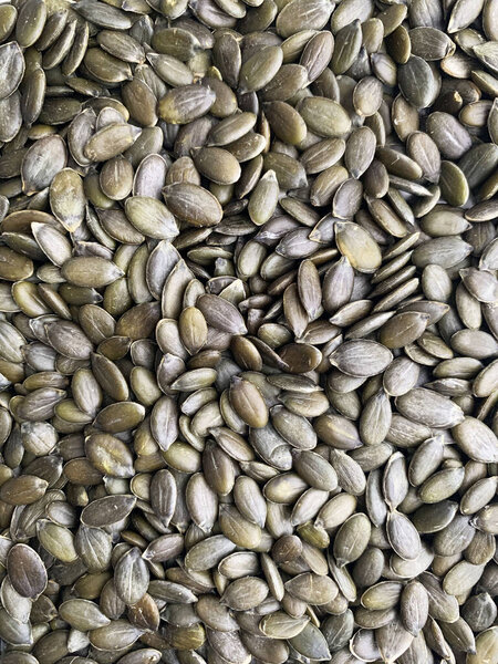 Натуральные зеленые семена без текстуры скорлупы. Концепция вегетарианской и здоровой пищи. Вид сверху. Копирование пространства.
