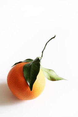 Taze turuncu ve beyaz arkaplanda yapraklar var. Sağlıklı ve vejetaryen yemekleri. Yakın plan. Boşluğu kopyala